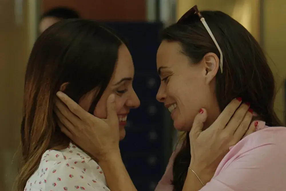 La hermanas protagonistas se abrazan