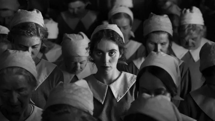 Crítica de &#8216;The Girl with the Needle&#8217;, una pertubadora película (MUBI)