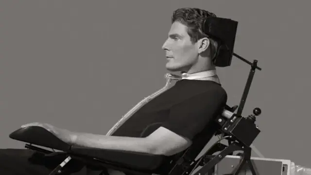 Christopher Reeve en silla de ruedas tras su accidente, retrato en blanco y negro