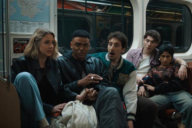 El elenco de Adults la serie de Disney en el tren