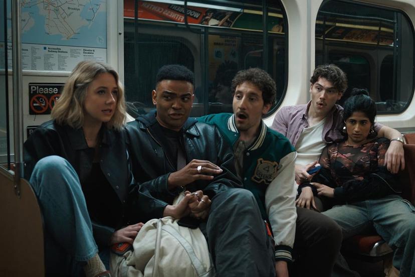 Crítica de &#8216;Adults&#8217;, la Gen Z llegó a las sitcoms (Disney+)