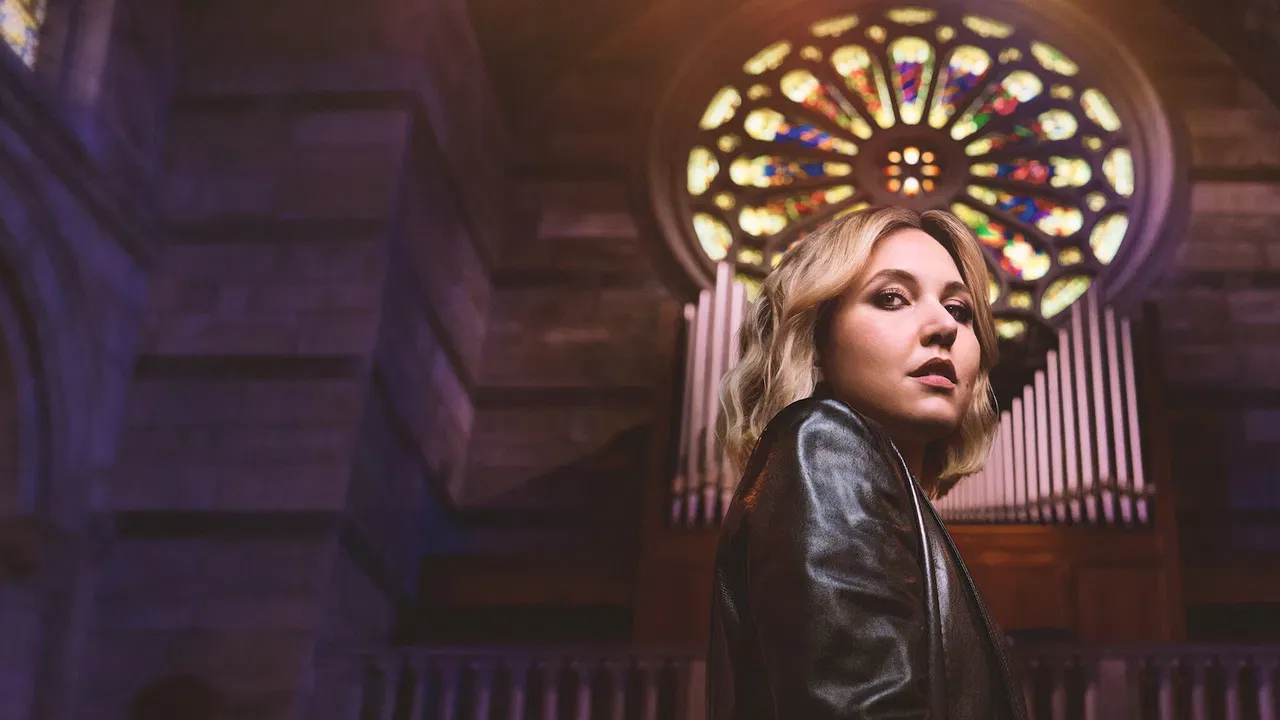 Taylor Tomlinson: Prodigal Daughter fondo