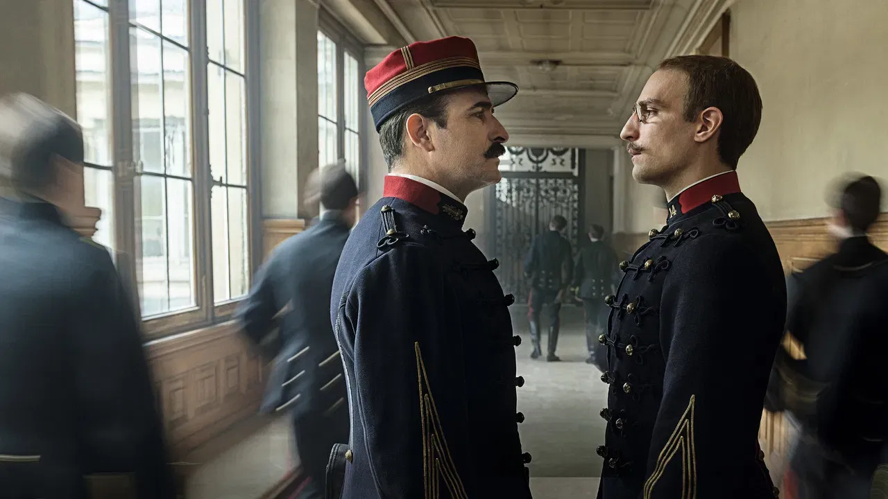 El oficial y el espía fondo