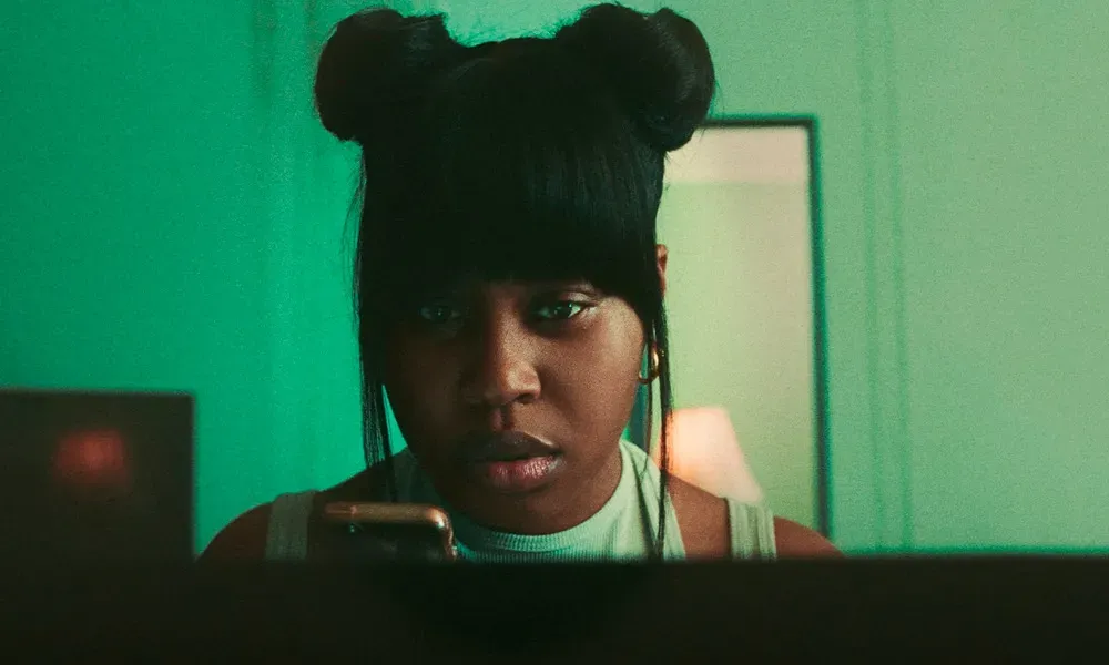 Crítica de 'Swarm', terror psicológico de Donald Glover en Prime Video