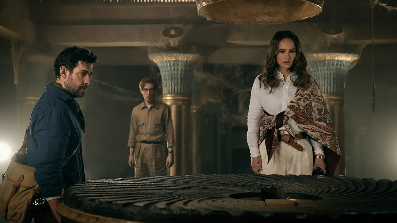 Crítica de 'Fountain of Youth', con John Krasinski y Natalie Portman (Apple TV+)