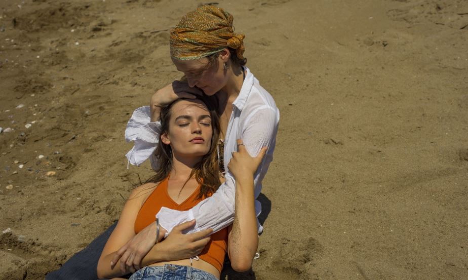 Crítica de 'Hot Milk', con Emma Mackey y Vicky Krieps (MUBI)