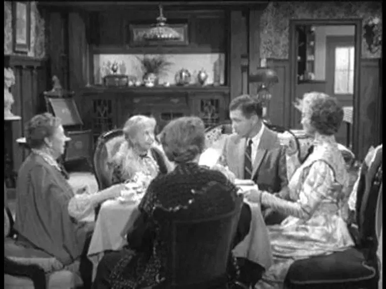 Un toro en una cacharrería