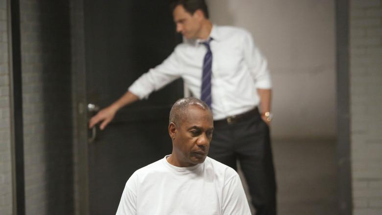 Una puerta con el letrero de salida