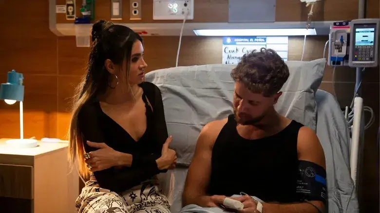 Hieren a Erik y le dicen a Charly que hay un infiltrado en Soul & Bass