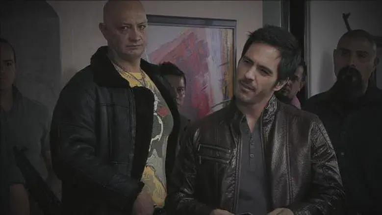 El Chema y sus hombres golpean a Mónica