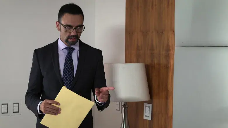 Aurelio le advierte a Ismael que no se atreva a enfrentarlo