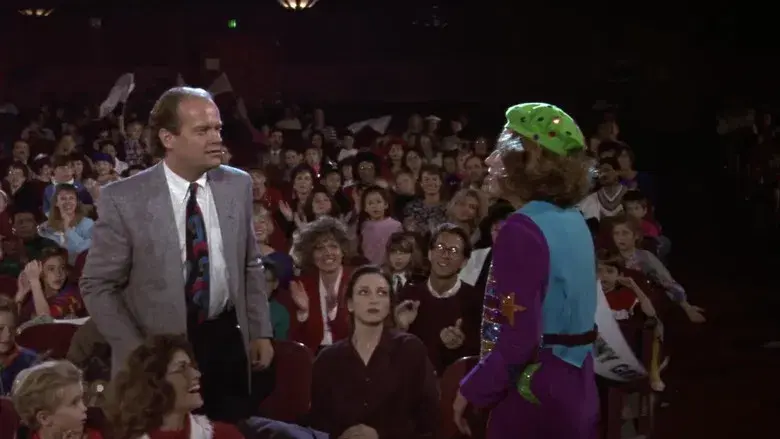 Una abraza, la otra no