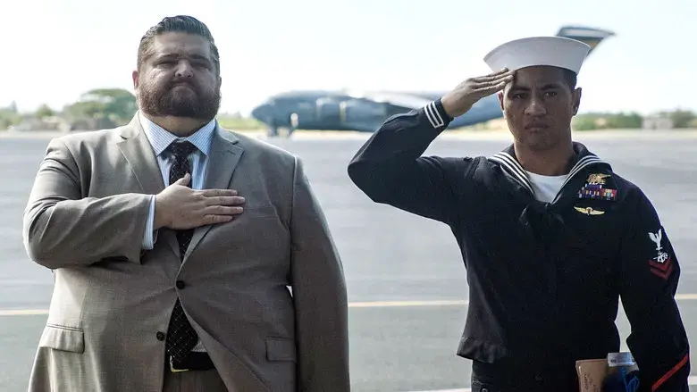 En la pared del acantilado, ninguna roca que sobresale...