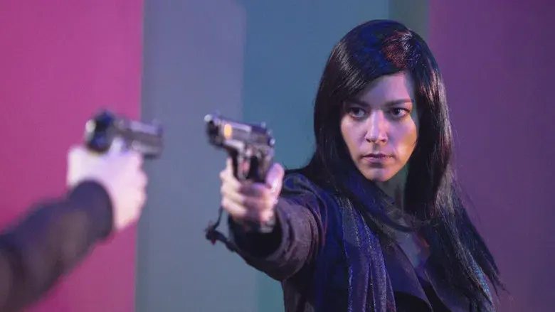 Mónica Robles intenta escapar de los hombres de Víctor