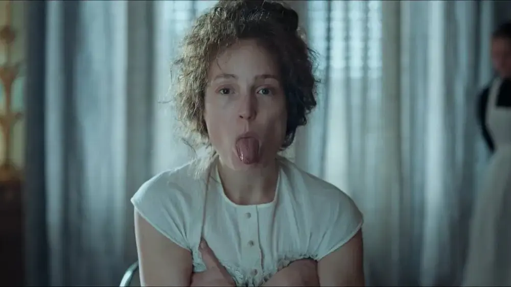 La protagonista de Corsage sacando la lengua