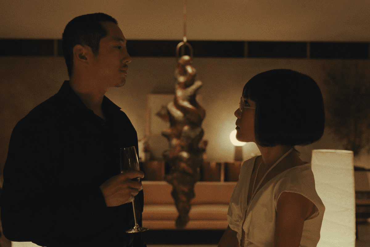 Steven Yeun y Ali Wong protagonizan Bronca, la exitosa miniserie de Netflix.