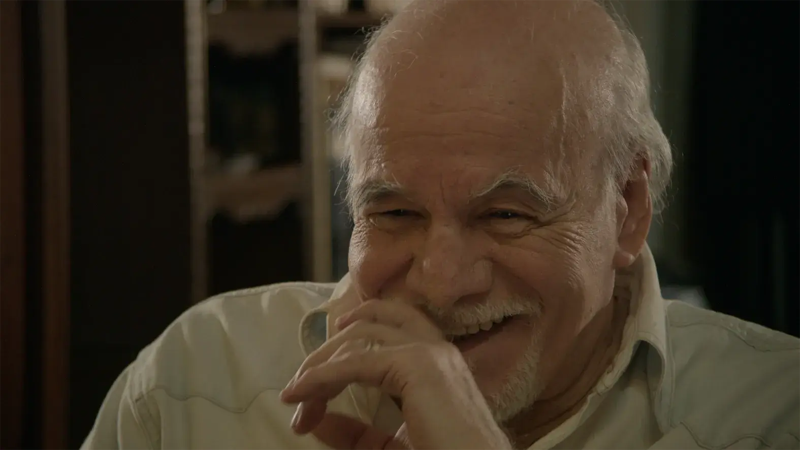 Abelardo Castillo se rie durante la entrevista