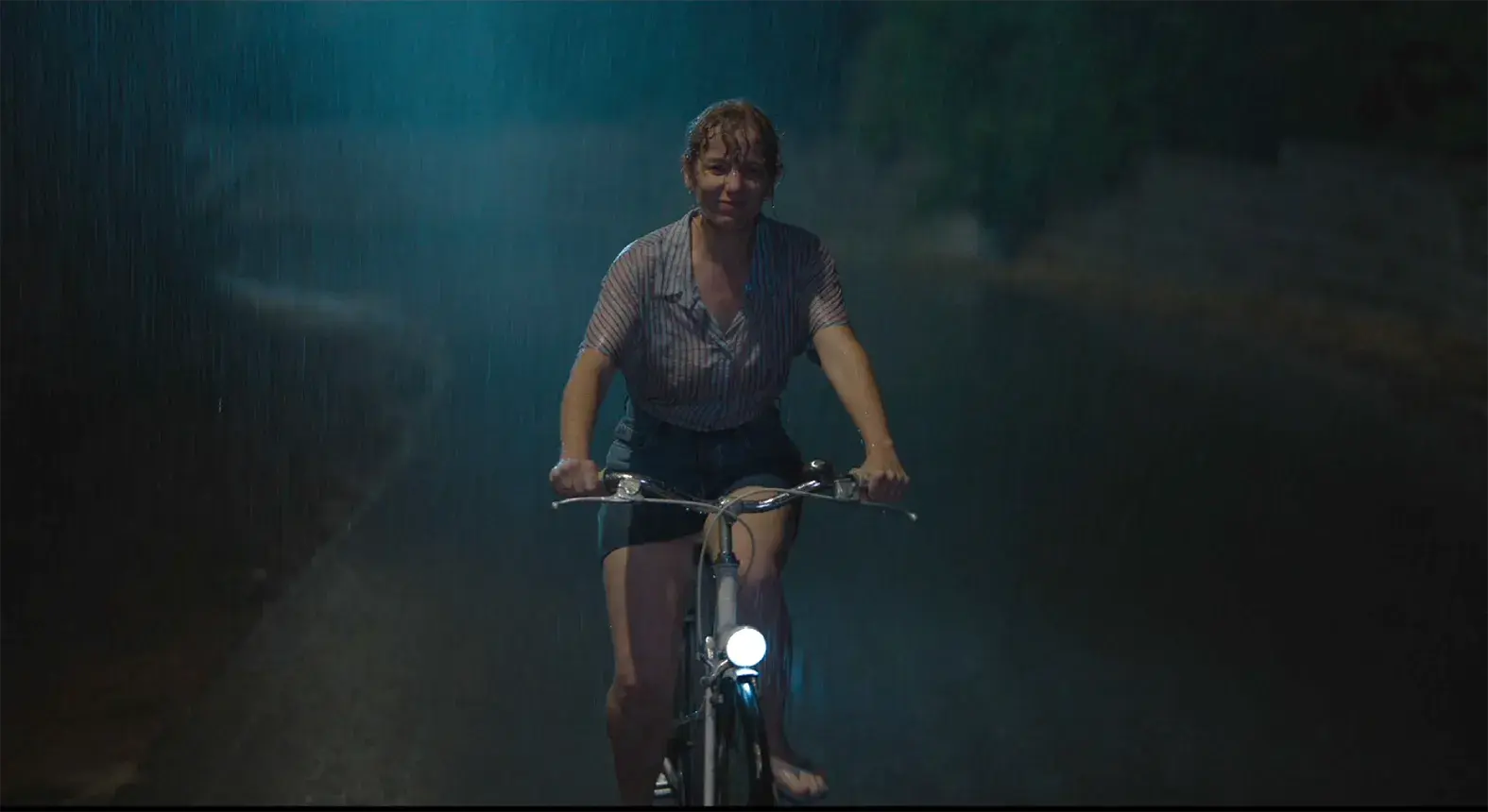 Maria Vazquez en un bicicleta bajo la lluvia, Los pequeños amores