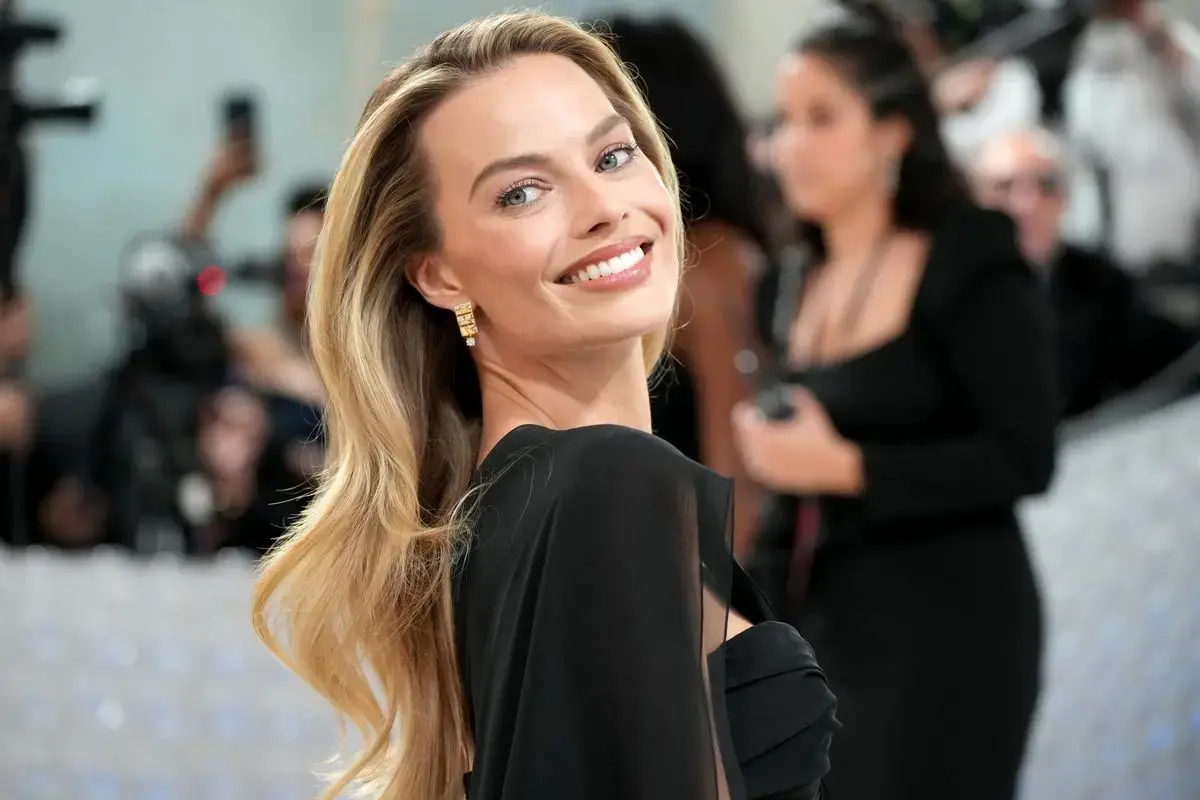 Margot Robbie en una pasarela