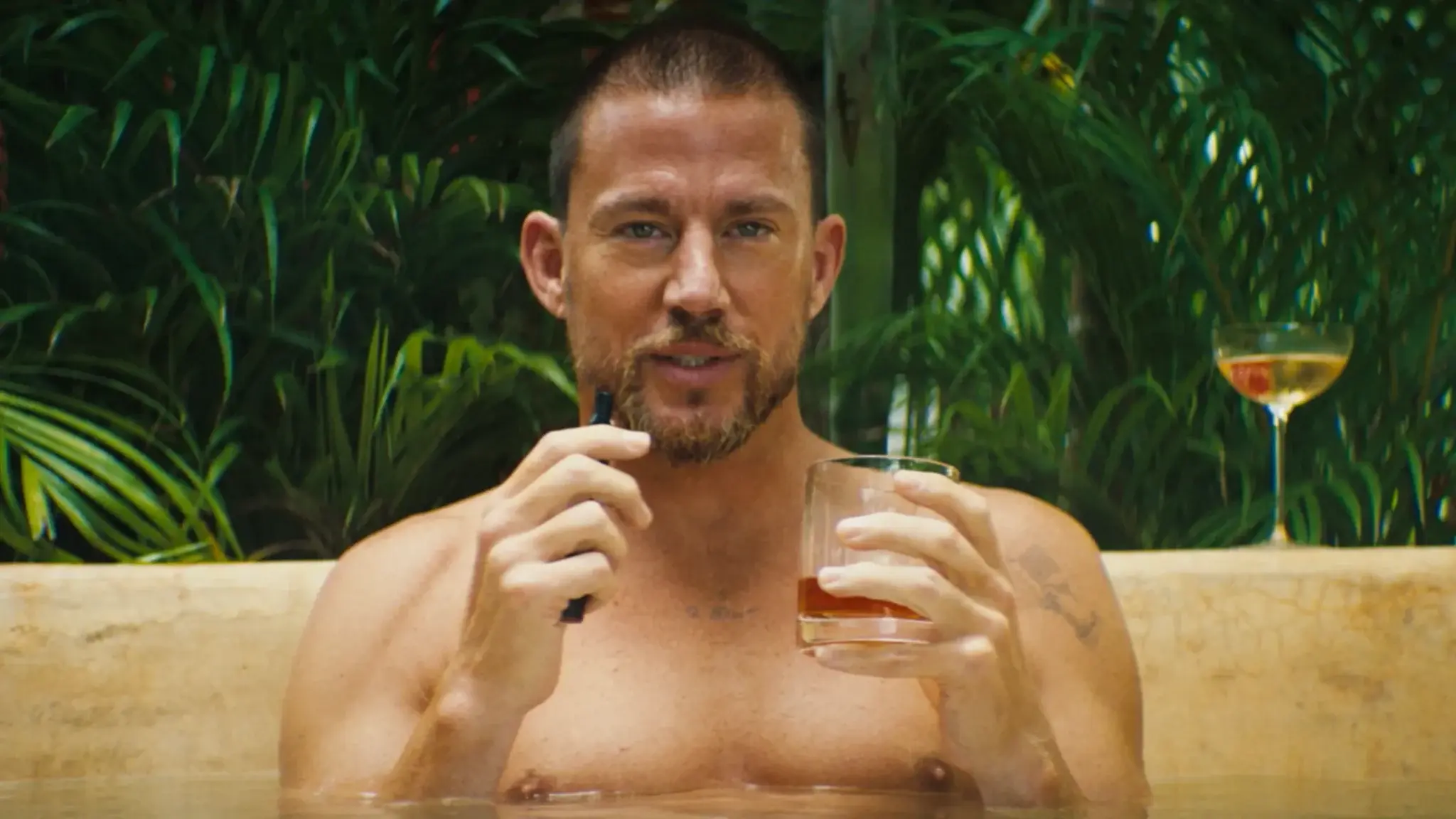 channing tatum en una piscina en la película