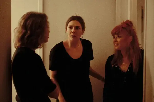 Crítica de ‘His Three Daughters’, película de Natasha Lyonne, Carrie Coon y Elizabeth Olson (Netflix)