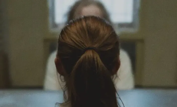 ¿Por qué funciona ‘Longlegs’? Lo que oculta la puesta en escena