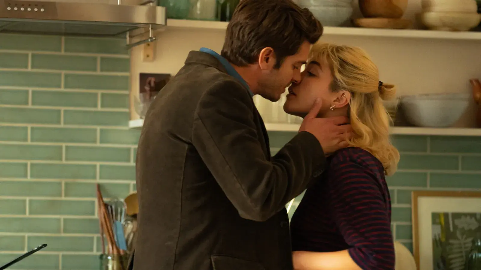 Andrew Garfield y Florence Pugh se besan