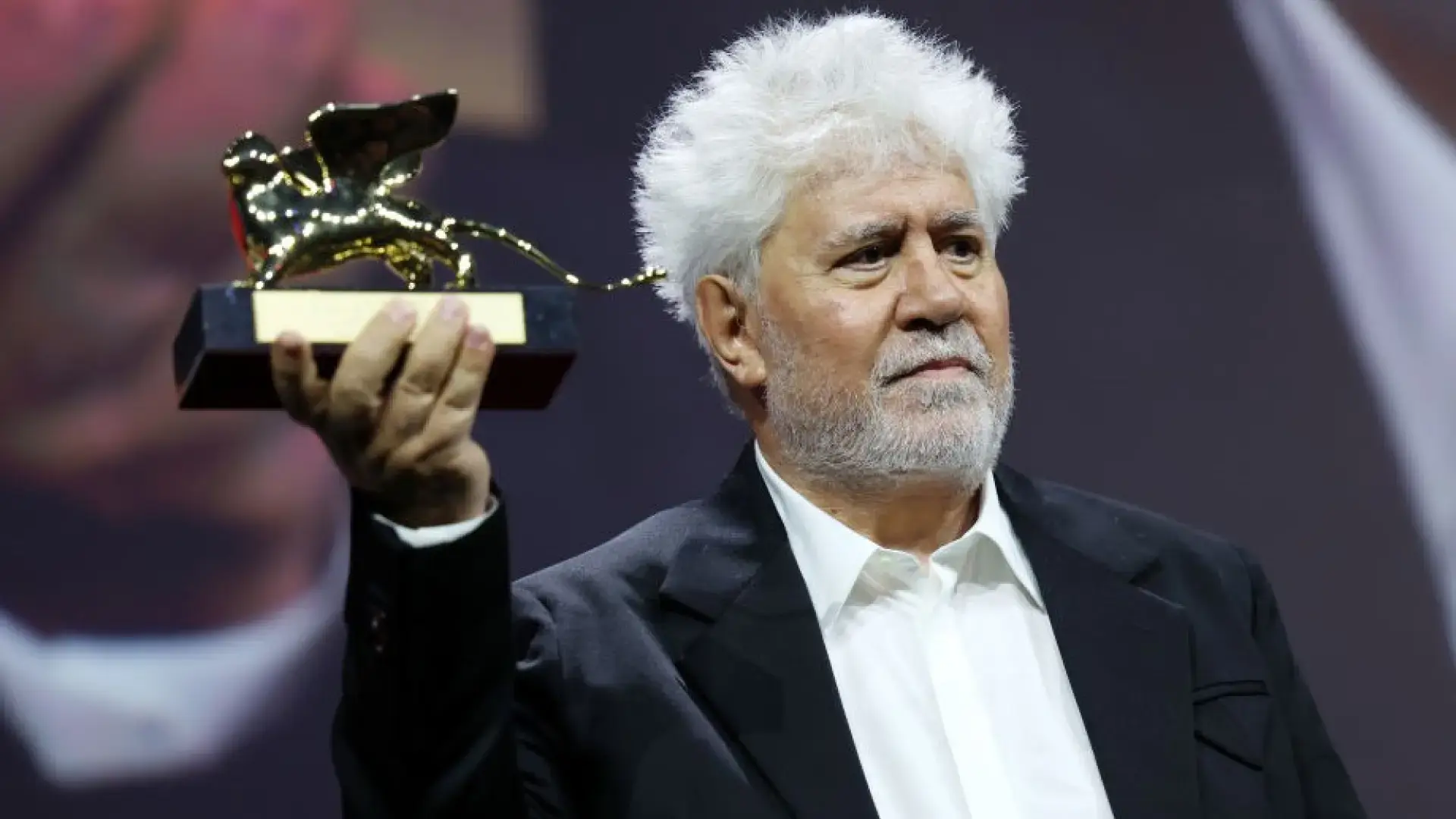 Almodovar con el Leon De oro de Venecia
