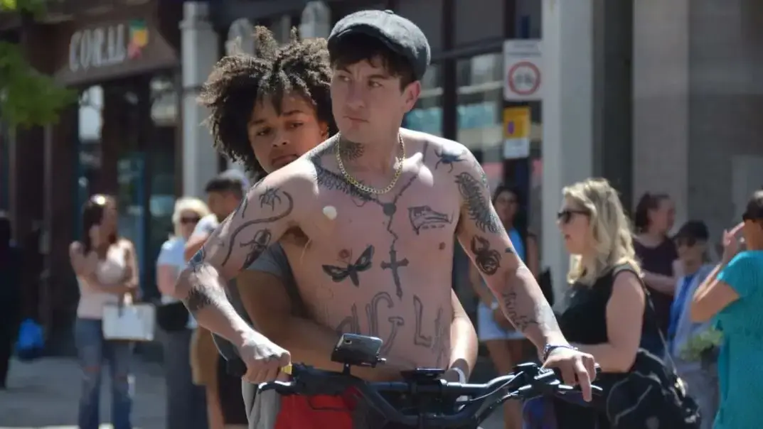 Crítica de 'Bird', de Andrea Arnold con Barry Kheogan y Franz Rogowski