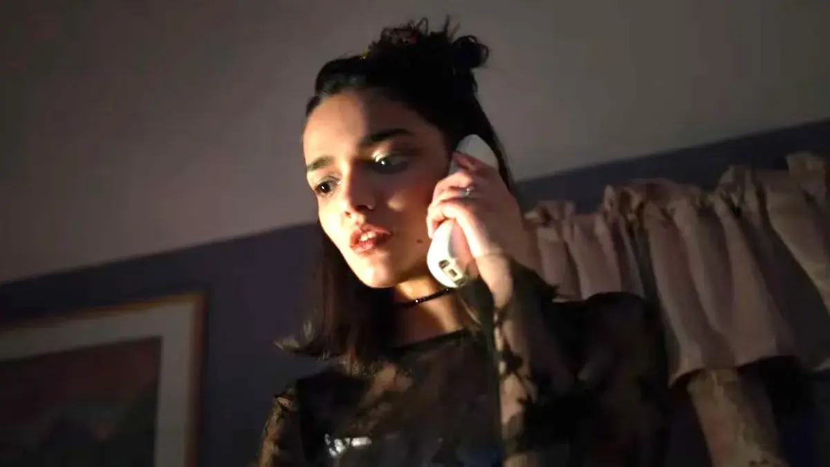 Rachel Zegler en 'Y2K', película de Kyle Mooney