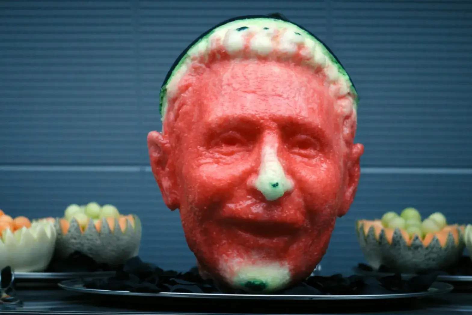 John turturro en severance con una sandia