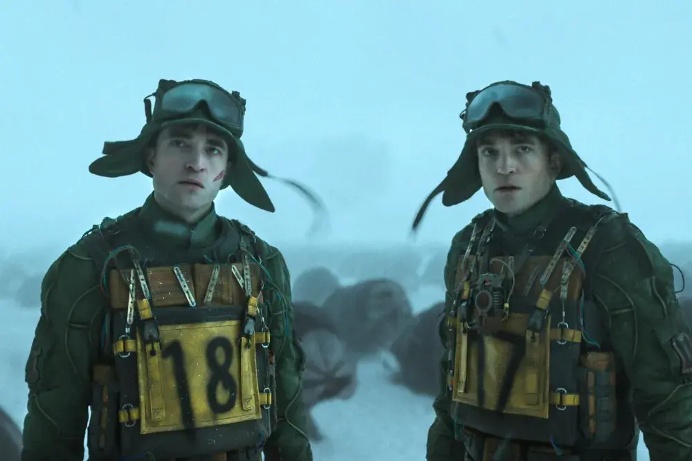 Las dos versiones de Robert Pattinson en Mickey 17