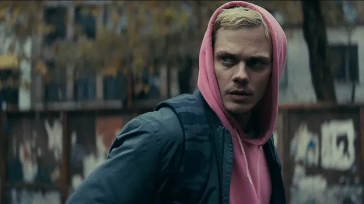 Crítica de 'Locked', película con Bill Skarsgård y Anthony Hopkins