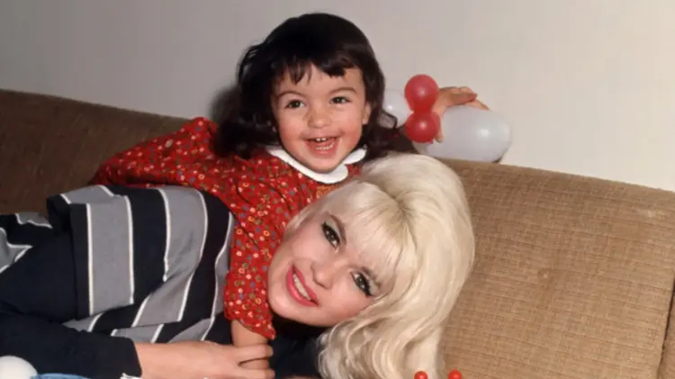 Crítica de 'My Mom, Jayne', un gran cuento de memorias y perdón