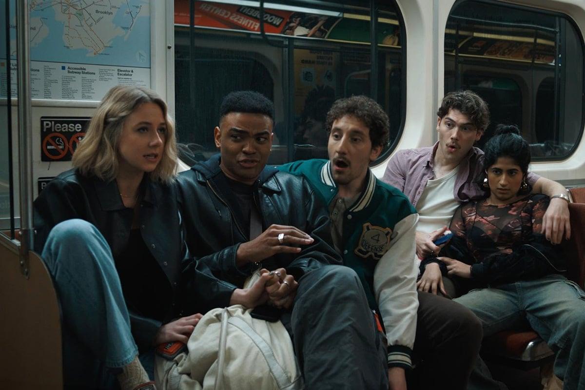 Crítica de ‘Adults’, la Gen Z llegó a las sitcoms (Disney+)