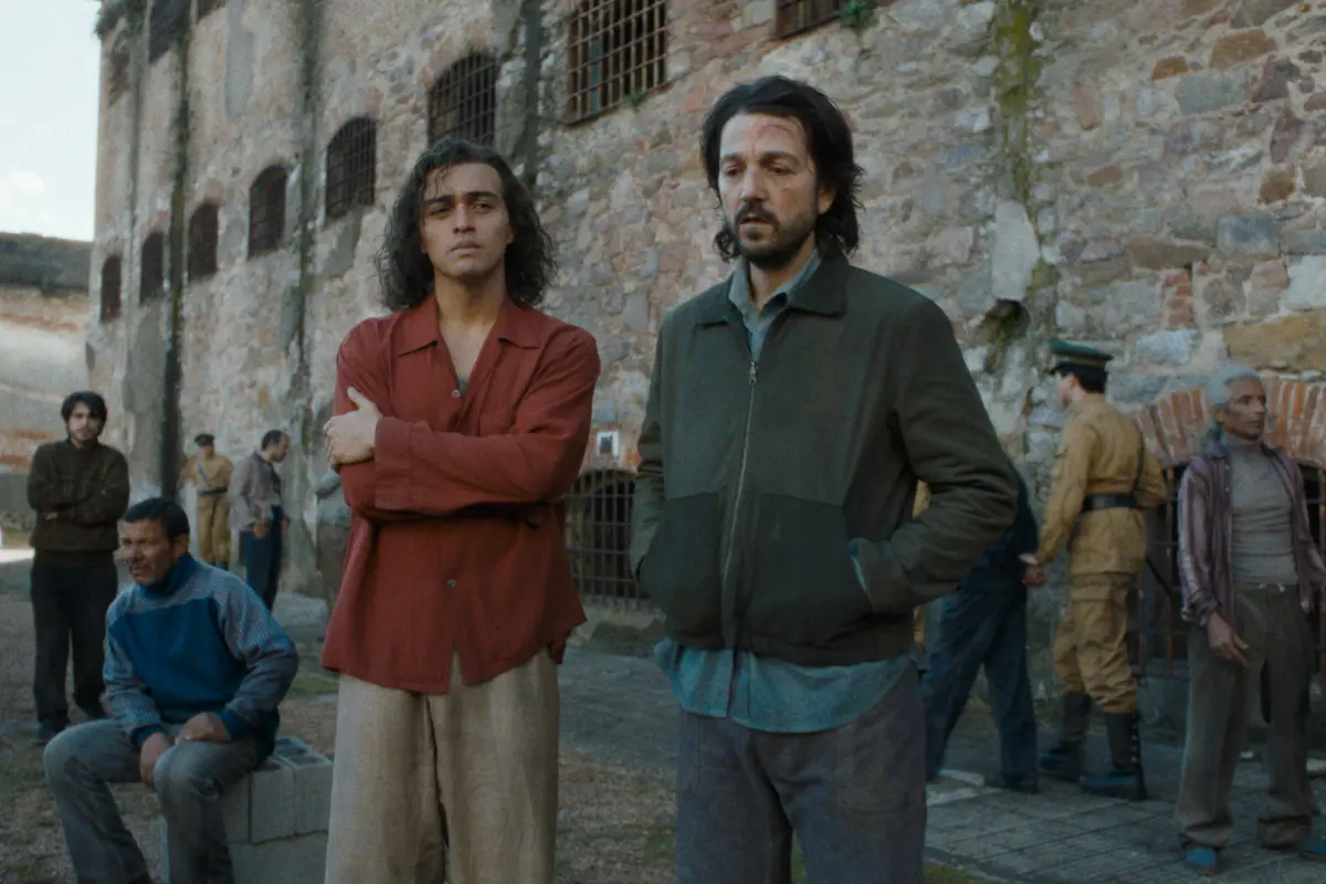 Diego Luna y Tonatiuh Elizarraraz en El beso de la mujer araña