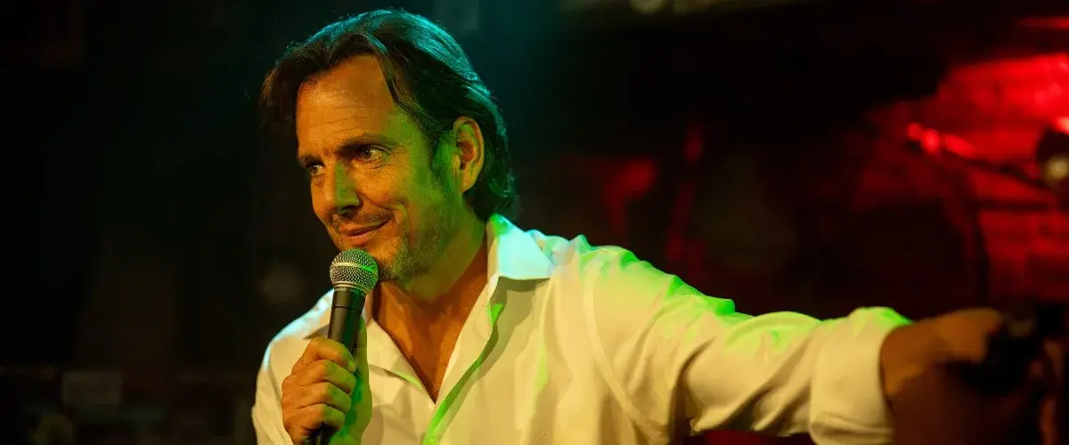 Will Arnet haciendo stand up comedy en Is this thing on?